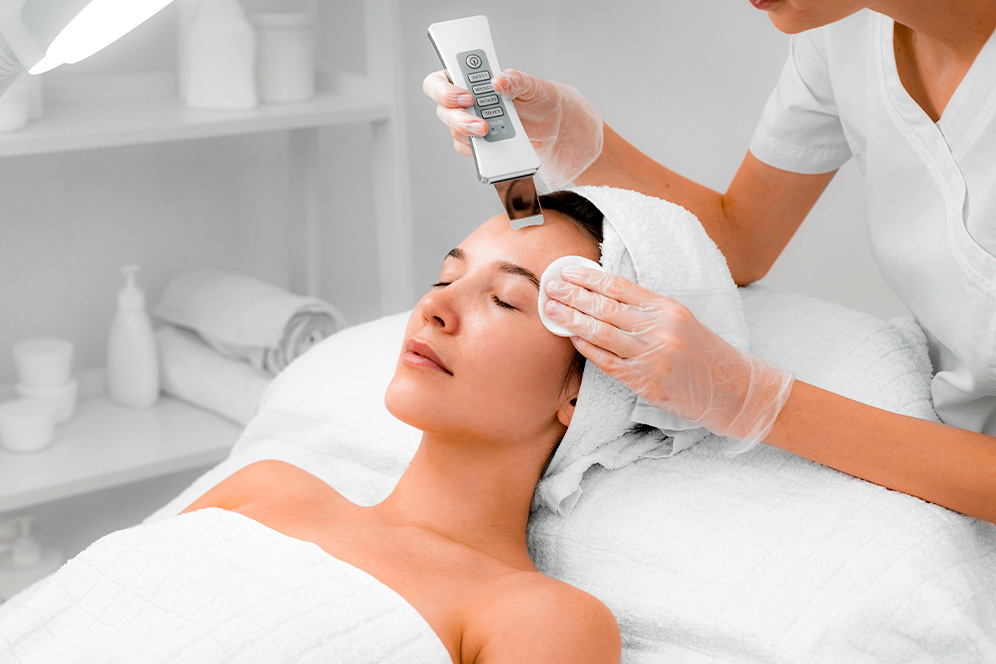 a women doing skin treatments at cosmo secrets, skin beauty